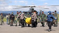 TNI dan Polri berhasil mengevakuasi 12 jenazah korban kecelakaan helikopter MI-17. Istimewa/Polda Papua.