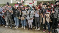 Senyum bahagia terpancar di wajah para Warga Negara Indonesia (WNI) yang akan diterbangkan ke Jakarta.