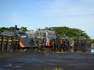 500 Personel Brimob Simulasi Pengamanan Pilkada di Makassar