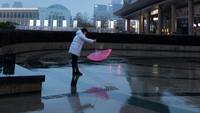 Wabah ini benar-benar berhasil membuat penduduk di sana serba ketakutan bahkan dengan anggota keluarga mereka sendiri. Istimewa/Boredpanda.