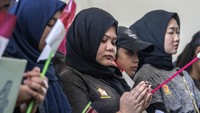 Para WNI doa bersama sebelum berangkat menuju Lanud Halim Perdanakusuma, Jakarta. 