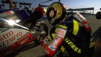 Karier cerah Valentino Rossi semakin terlihat saat ia pindah ke Tim Nastro Azzuro Aprilia pada 1997. Ia berhasil menyabet gelar pertamanya di kelas 125 cc dengan memenangi 11 Grand Prix. Foto: Michael Cooper