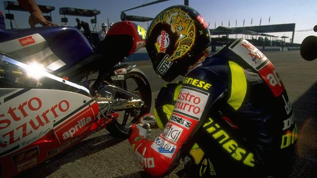 Ritual jongkok Valentino Rossi sebelum memulai balapan