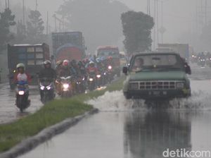Jalan Raya Porong Lama Tergenang, Pengendara Motor Pilih Lawan Arus