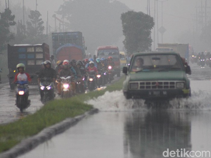 Hujan deras yang mengguyur Sidoarjo dan sekitarnya pada Jumat (14/2) malam. Akibatnya, Jalan Raya Porong Lama khususnya dari arah Malang ke Surabaya digenangi air.