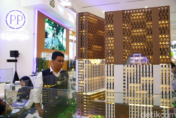 Pengunjung melihat stand PP Properti pada ajang Indonesia Property Expo (IPEX) 2020 di Hall A Jakarta Convention Center (JCC), Senayan, Sabtu (15/2/2020). Dengan mengusung tema 