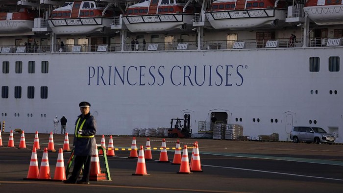 Kapal pesiar Diamond Princess masih dikarantina di Jepang akibat wabah virus corona. Yuk lihat aktivitas para penumpang kapal pesiar tersebut.