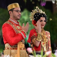 Putra mbak Tutut, Danny Bimo Hendro Utomo atau Danny Rukmana telah resmi mempersunting Raiyah Chitra Caesaria pada Sabtu (15/2) di Hotel Mulia Senayan, Jakarta Pusat. Foto: (dok. ist)
