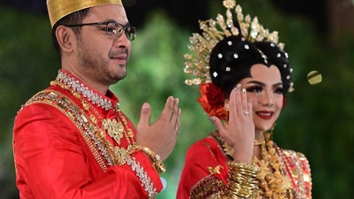 Potret Pernikahan Putra Mbak Tutut dengan Raiyah, Elegan Berbaju Adat Makassar