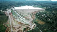 Proses pengisian berjalan selama 9 bulan sejak diresmikan Presiden Joko Widodo (Jokowi) pada Kamis (2/5/2019) silam, dengan menutup saluran pengelak untuk membendung aliran Sungai Garuda. Istimewa/Kementerian PUPR.