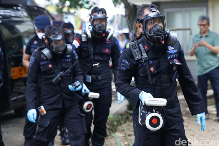 Tim Teknisi Kimia, Biologi, Radioaktif (KBR) dari Korps Brimob Polri diterjunkan ke lokasi yang terpapar radioaktif di Perumahan Batan Indah, Tangerang Selatan (15/2/2020). Tim KBR mengecek di titik paparan radioaktif.