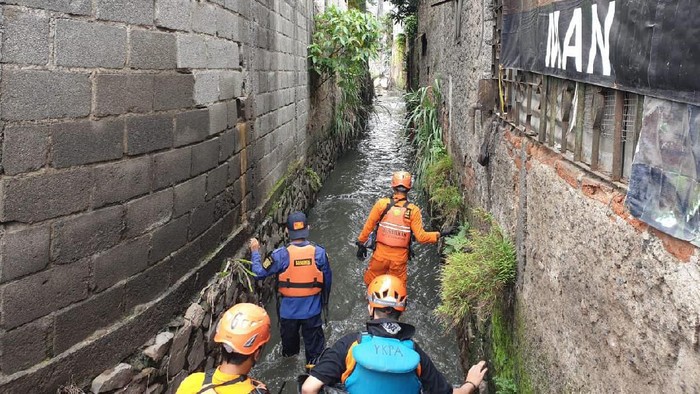 Tim SAR Bandung Cari Bocah Hanyut