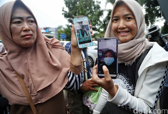 Orang Tua Sambut Kepulangan WNI Usai Observasi di Natuna Sejumlah orang tua dari WNI yang telah menjalani masa observasi di Natuna, Kepulauan Riau (Kepri), mendatangi Bandara Halim Perdanakusuma, Jakarta, Sabtu (15/2/2020). Pihak keluarga menyambut bahagia kedatangan anak mereka.