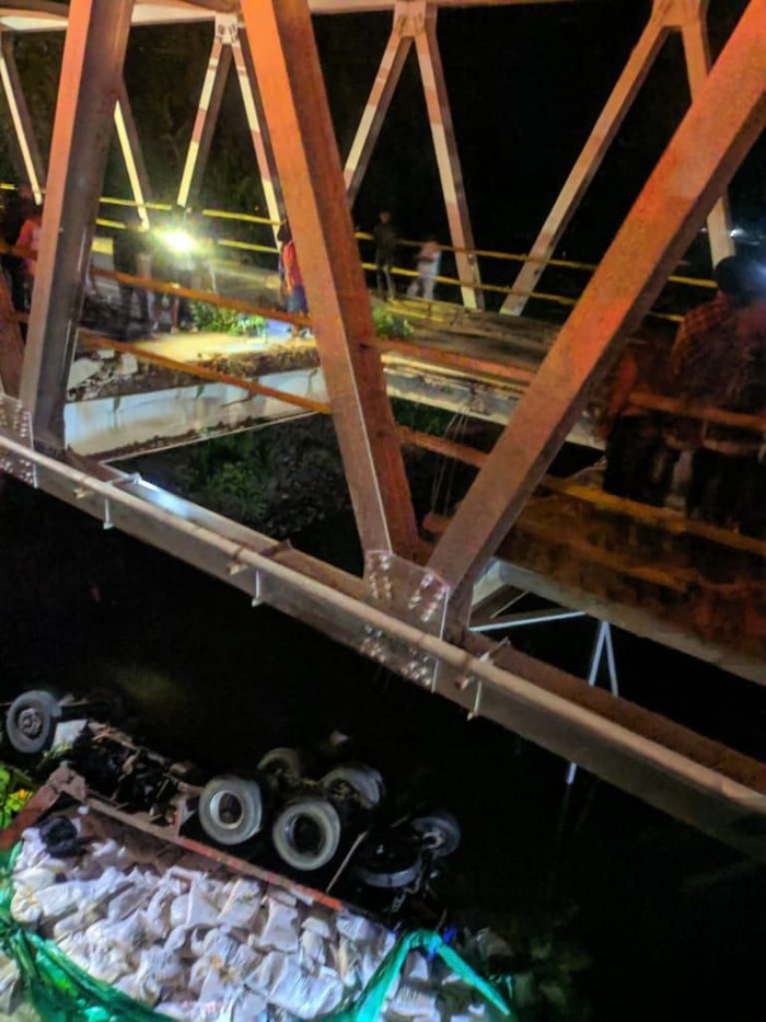 Jembatan di Kabupaten Barru, Sulsel, jebol. Truk 10 roda angkut ratusan sak pupuk terjun ke sungai (dok. istimewa)