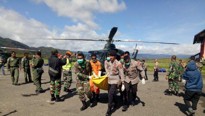 Evakuasi penumpang dan awak helikopter Mi-17 di bandara Oksibil, Sabtu (15/2). (ANTARA/HO/Pendam XVII Cenderawasih)