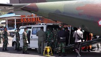 Kedua belas jenazah penumpang heli MI-17 mulanya dievakuasi ke Oksibil, Kabupaten Pegunungan Bintan dan diterbangkan ke Sentani. Istimewa/Polda Papua.