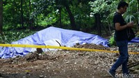 Keberadaan sebidang tanah yang terpapar radioaktif tak jauh dari rumah warga.