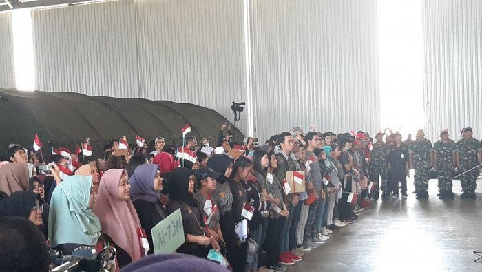 Suasana upacara pelepasan WNI usai observasi COVID-19 di Natuna, Kepulauan Riau, Sabtu (15/2/2020). ANTARA/Prisca Triferna