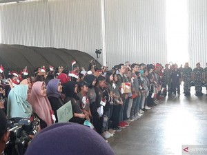 Isak Tangis dan Senyuman WNI yang Pulang dari Natuna