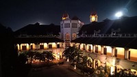 Pemandangan saat malam di Lawang Sewu juga ciamik lho untuk difoto. (Graece Tanus/dTraveler)
