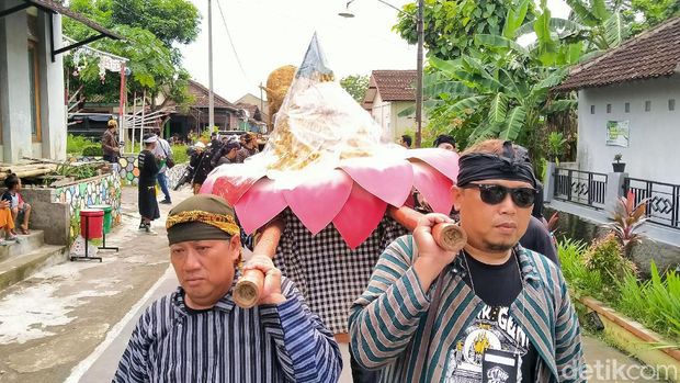 Gunungan 3.000 Lumpia Dikirab di Klaten