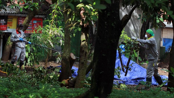 Petugas membersihkan sisa radioaktif di kawasan Batan Indah, Tangsel. Penyelidikan terkait adanya paparan radioaktif di kawasan itu masih terus dilakukan.