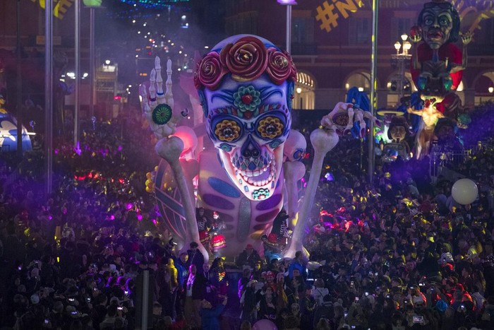 Karnaval Nice di Prancis Karnaval Nice kembali digelar di Prancis. Parade patung raksasa dari para tokoh dunia menarik perhatian para pengunjung yang datang ke karnaval tersebut.