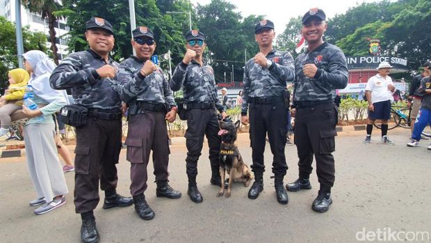 Polisi bersama anjing pelacak di kawasan CFD Jakarta.