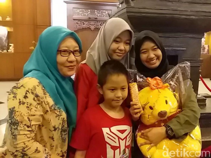 Puluhan warga Jatim yang pulang dari Wuhan, China bertemu keluarga tercinta setelah menjalani karantina di Natuna. Keluarga membawa makanan dan barang kesukaan mereka ke Bandara Juanda.