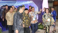 Wakil Presiden RI KH Maruf Amin bersama Direktur Utama BTN Pahala N Mansury didampingi Komisaris Utama BTN Chandra M. Hamzah bersama Menteri ATR Sofyan A Djalil dan Wakil Menteri BUMN Kartika Wirjoatmojo meninjau acara pameran usai Indonesia Property Expo (IPEX) 2020 di Jakarta, Sabtu (15/2).