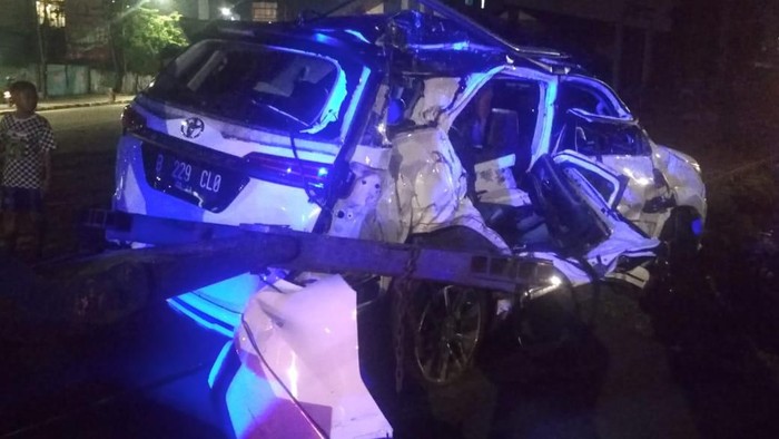 Mobil ditabrak kereta di Jakarta Pusat. Empat orang dirawat di rumah sakit.