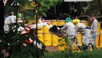 Dengan menggunakan pakaian pelindung khusus para petugas tersebut melakukan pembersihan atau dekontaminasi sisa radioaktif di kawasan batan Indah, Tangerang Selatan.