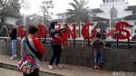 Antusias Warga Berkunjung ke Gedung Sate di Akhir Pekan