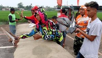 Sejumlah warga tengah sibuk melatih burung merpati jagoan mereka sebelum ikut serta dalam lomba balap burung merpati.