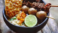 Soto bathok makin enak ditambahkan berbagai lauk. Mulai dari tempe goreng yang padat kedelainya, sate usus, hingga sate telur puyuh. Foto: Instagram mytastemylife