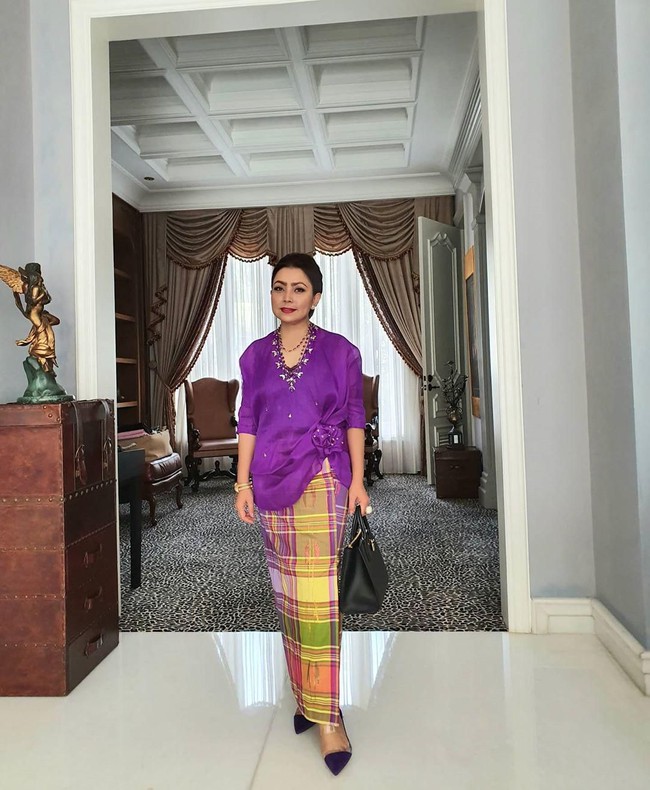 Mayangsari mengunggah foto dirinya memakai busana adat Makassar saat menghadiri akad nikah Danny Rukmana dan Raiyah. Untuk akad nikah, Danny dan Raiyah memang menggunakan adat Makassar. Mayang memilih gaya modern di mana baju bodonya sudah dimodifikasi dan dipadukan dengan sarung khas Makassar. Foto: Dok. Instagram