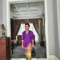 Mayangsari mengunggah foto dirinya memakai busana adat Makassar saat menghadiri akad nikah Danny Rukmana dan Raiyah. Untuk akad nikah, Danny dan Raiyah memang menggunakan adat Makassar. Mayang memilih gaya modern di mana baju bodonya sudah dimodifikasi dan dipadukan dengan sarung khas Makassar. Foto: Dok. Instagram