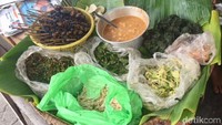 Lapar? Jangan lupa jajan pecel semanggi dengan sate keong plus kerupuk gendar. Saus kacangnya gurih pedas. Bisa juga pakai lontong. Sedap! Foto: detikcom