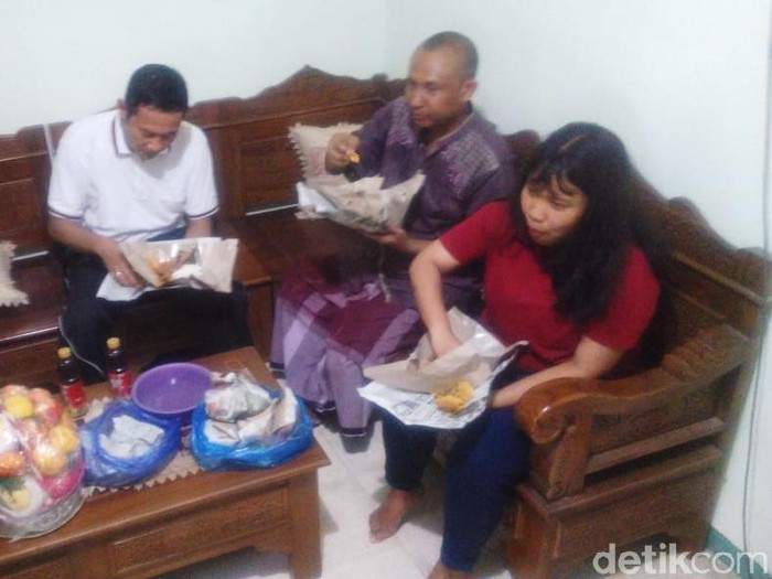 Bisa berkumpul kembali bersama keluarga jadi hadiah terindah bagi Ayu Winda. Ia merupakan mahasiswi yang pulang dari Wuhan, China dan dikarantina di Natuna.