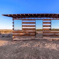 Ilusi optik ini dibuat menggunakan cermin dan bilah kayu tua. Kamu bisa melihat pantulan pemandangan yang membuat bangunan ini terlihat seperti transparan saat di siang hari. Foto: Dok. Philip K Smith