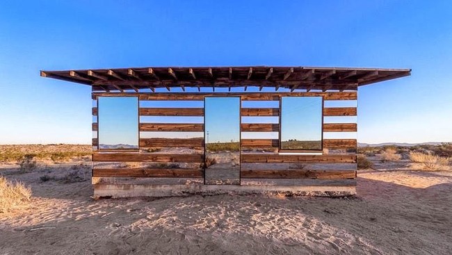 Ilusi optik ini dibuat menggunakan cermin dan bilah kayu tua. Kamu bisa melihat pantulan pemandangan yang membuat bangunan ini terlihat seperti transparan saat di siang hari. Foto: Dok. Philip K Smith