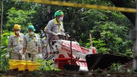 Dekontaminasi dilakukan dengan mengambil tanah dan tumbuhan yang terpapar radioaktif untuk dibawa ke Lab Nuklir guna mengetahui tingkat keamanan paparan tinggi radioaktif di kawasan tersebut.