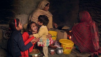Potret sejumlah anak yang asyik bermain di dapur sembari menunggu sang ibunda yang tengah membuat makanan ini diabadiakan oleh adeelchishti di Pakistan. Istimewa/Dok. Boredpanda/Agora Images.