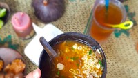 Buka sejak pukul 6 pagi, Soto Bathok Mbah Katro cocok jadi menu sarapan. Porsinya yang mungil pas mengisi perut di pagi hari. Foto: Instagram djadjanankoe_