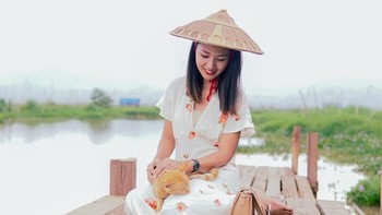 Potret seorang wanita bersama kucing peliharaannya ini diabadikan oleh nyinchan212 dari Myanmar. Istimewa/Dok. Boredpanda/Agora Images.