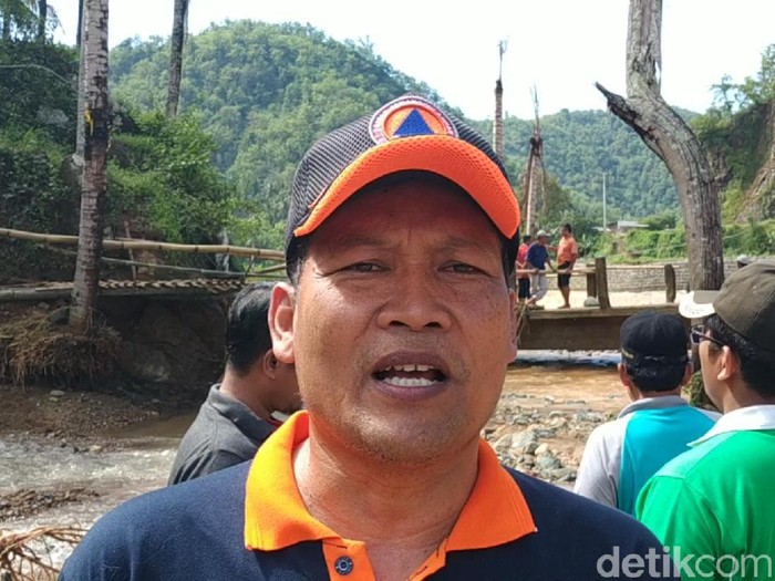 Puluhan KK di Desa Karangrejo, Kecamatan Arjosari, Pacitan terisolir. Itu karena putusnya jembatan antardusun akibat terkikis luapan sungai.