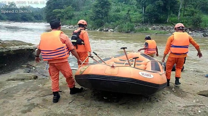 Petugas melakukan pencarian pria yang hanyut