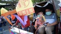 Pawai peringatan Hari Kanker Anak Internasional 2020 itu dilakukan dengan menggunakan becak di Jalan Balaikota Medan, Sumatera Utara.  Kegiatan itu merupakan bagian dari sosialisasi pencegahan kanker sejak usia dini dalam rangka memperingati Hari Kanker Anak Internasional. Antara Foto/Septianda Perdana.