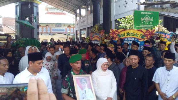 Ribuan orang saat pemakaman jenazah Wakil Wali Kota Kediri Lilik Muhibbah/