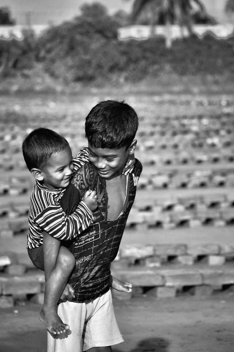 Deretan Foto Kasih Sayang dari Berbagai Negara di Dunia Foto tak hanya mampu merekam peristiwa maupun fenomena alam mempesona. Foto juga dapat mengabadikan momen-momen penuh kasih kepada sesama. Penasaran? Yuk, lihat